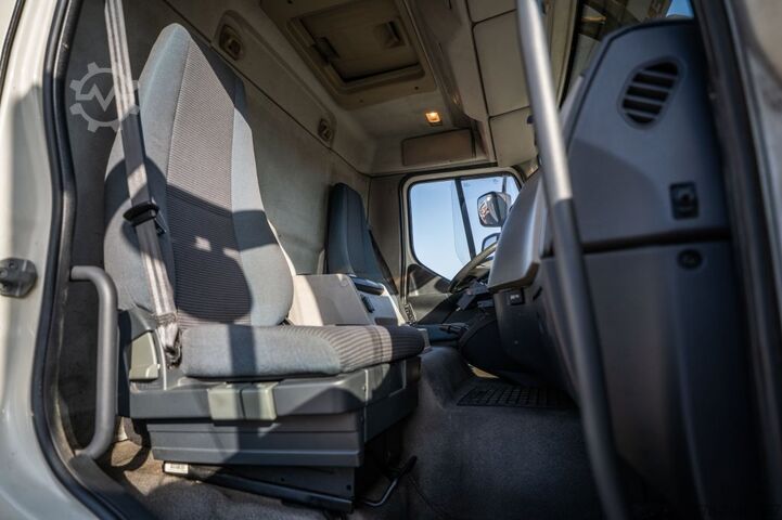 Refrigerated/freezer transport VOLVO FLH 290 +CARRIER