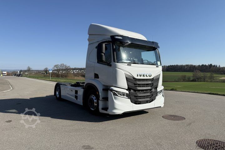 Standard tractor unit Iveco AT440S34T/P S-Way Retarder 400 km