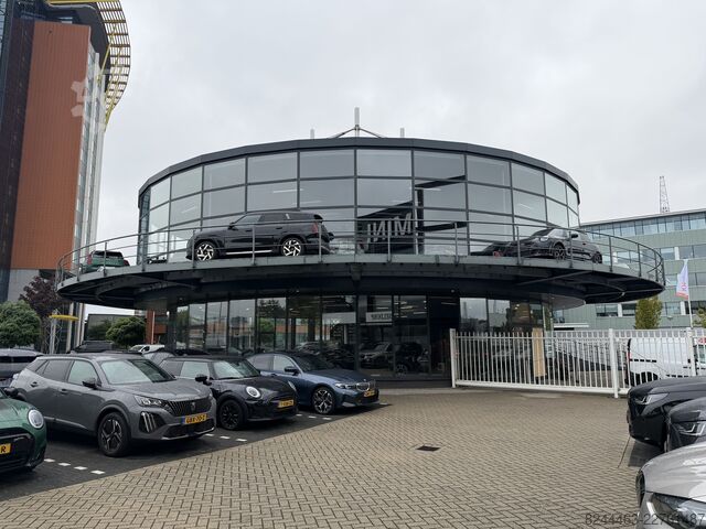 Showroom (approx. 460 m²)  