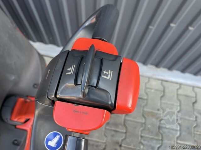 Pedestrian Stacker Linde L20