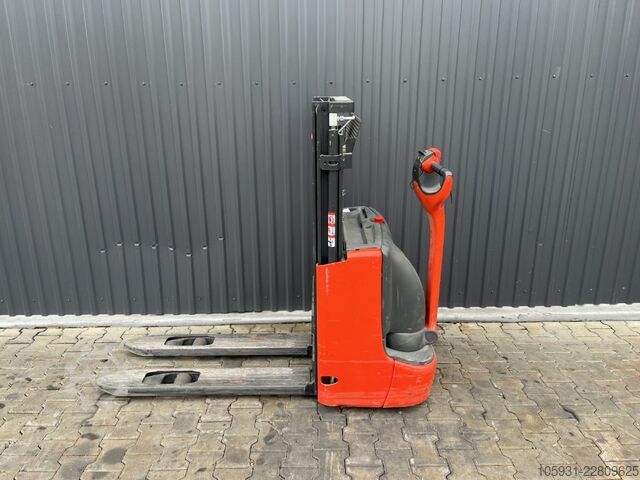 Pedestrian Stacker Linde L10