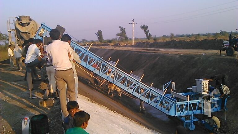Construction machine Canal paver smooth