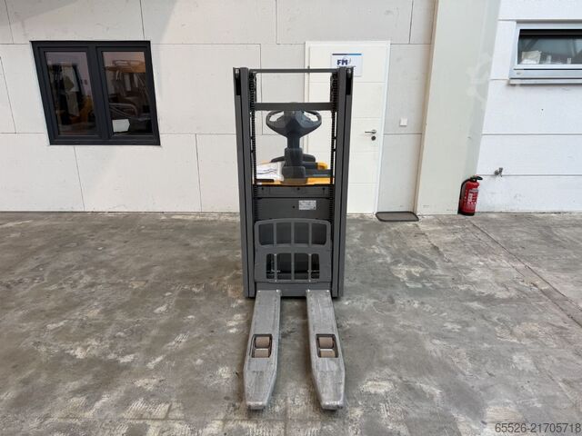 High Lift stacker Jungheinrich ERC 214 / Neuwertig mit 169 Std.