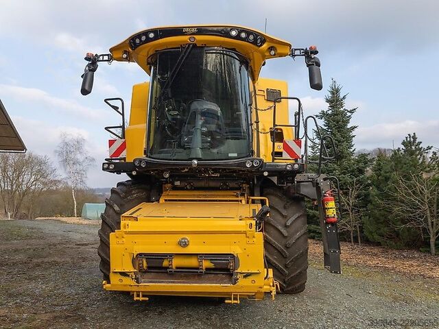 Combine harvester New Holland CR 8.90