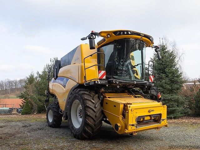 Combine harvester New Holland CR 8.90