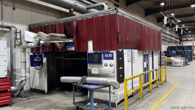 Industrieroboter EWM Schweißkabine