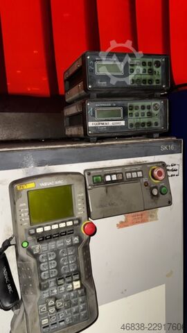 Industrieroboter EWM Schweißkabine