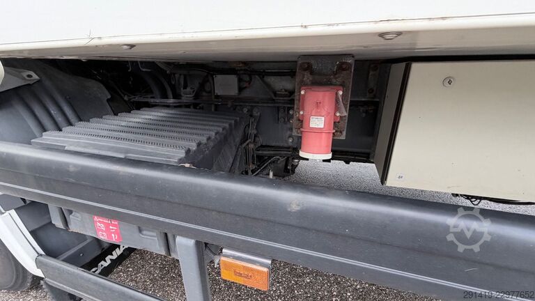 Refrigerated truck SCANIA P410 6x2 Kühlkoffer mit lbw + Anhänger Bj 2015