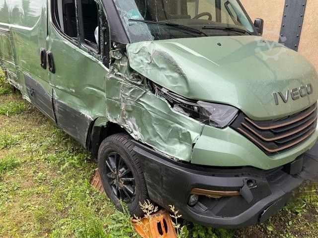 High top van IVECO 35S18 Kastenwagen Maxi hoch&lang, Unfall