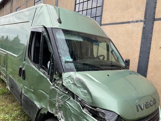High top van IVECO 35S18 Kastenwagen Maxi hoch&lang, Unfall