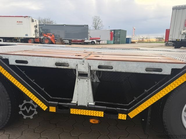 Tieflader-Sattelauflieger KÄSSBOHRER SLAR3 Tele Tiefbett Radmulden metallisiert