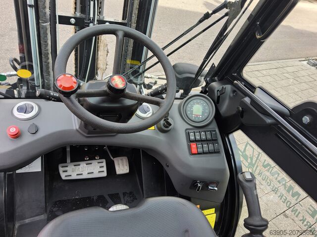 All-terrain forklift Manitou MC 30-4