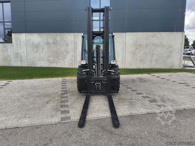 All-terrain forklift Manitou MC 30-4