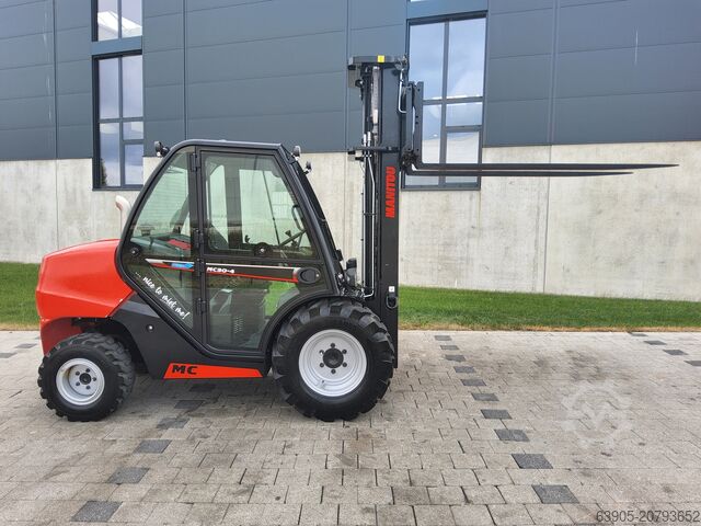 All-terrain forklift Manitou MC 30-4