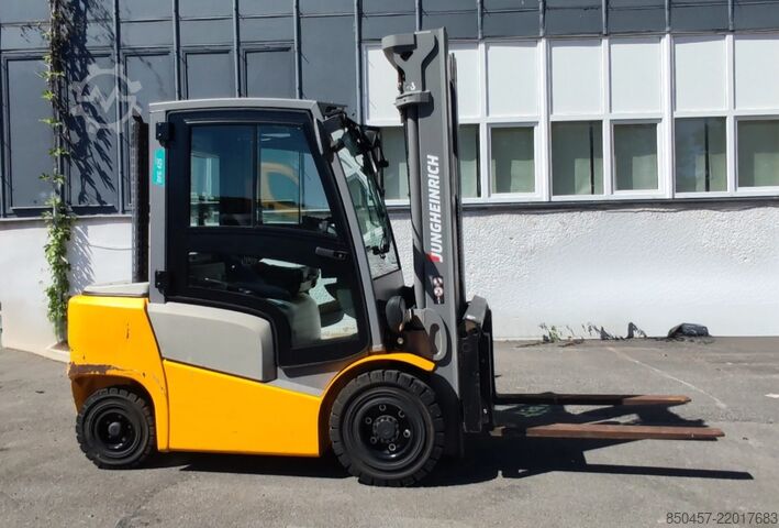 Diesel Forklifts Jungheinrich DFG425 5.5m/ 610mh/ 4v