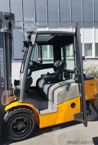 Diesel Forklifts Jungheinrich DFG425 5.5m/ 610mh/ 4v