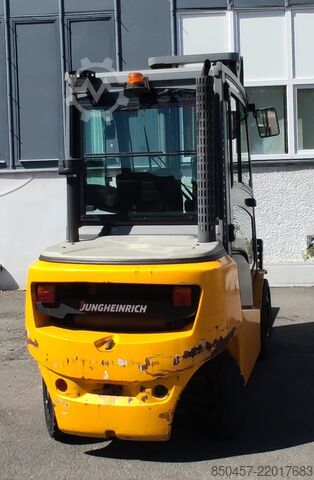 Diesel Forklifts Jungheinrich DFG425 5.5m/ 610mh/ 4v