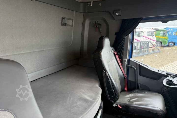 Standard tractor unit Renault T430 4x2 / Swiss-Vehicle