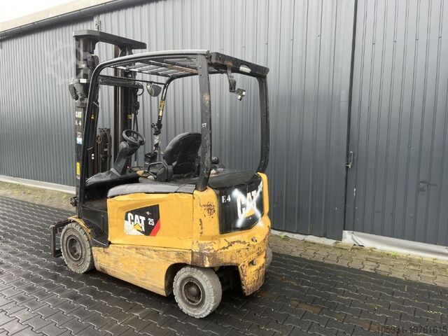 Electric 4-wheel forklift Caterpillar EP25CN
