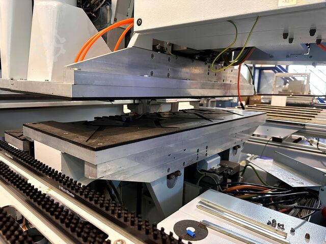 Bearbeitungszentrum mit Durchlauf WEEKE BHX 500