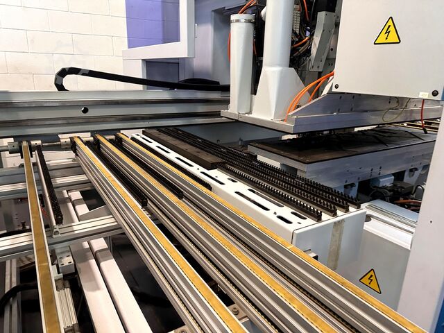 Bearbeitungszentrum mit Durchlauf WEEKE BHX 500