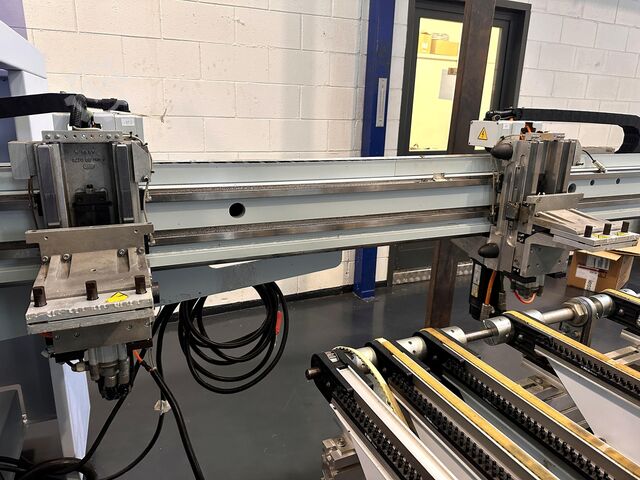 Bearbeitungszentrum mit Durchlauf WEEKE BHX 500