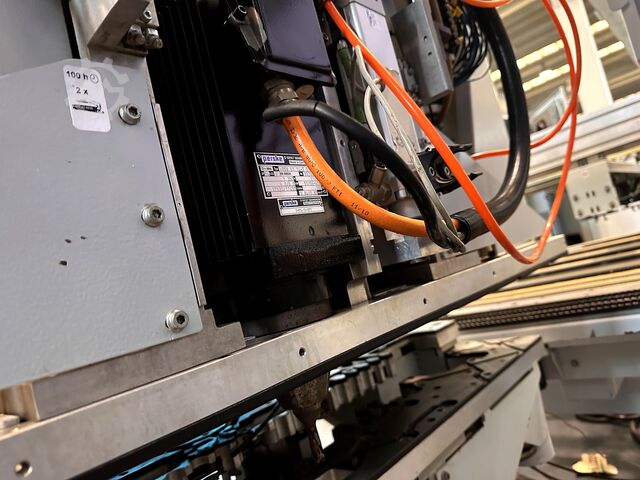 Bearbeitungszentrum mit Durchlauf WEEKE BHX 500