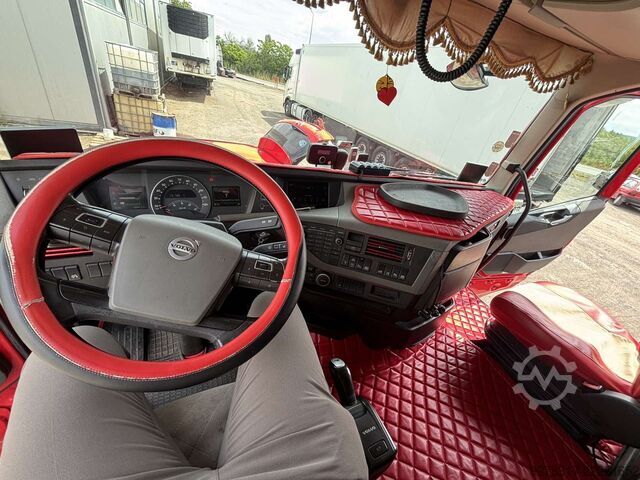 Standard tractor unit Volvo FH500