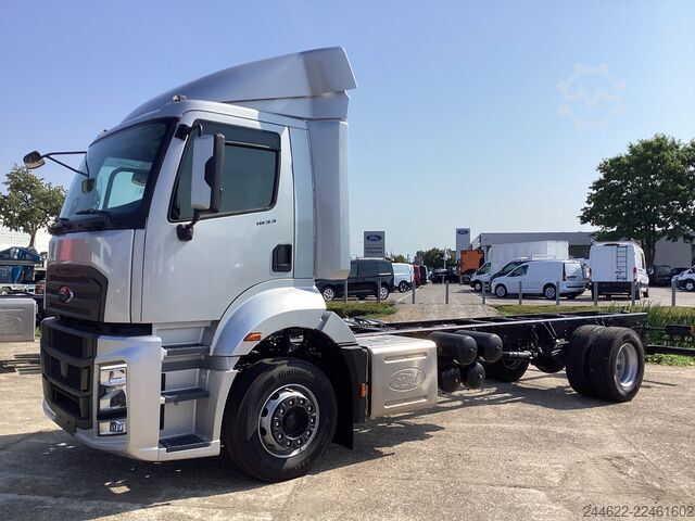 Custom body truck Ford Ford 4x2 Road 1833 Daycab