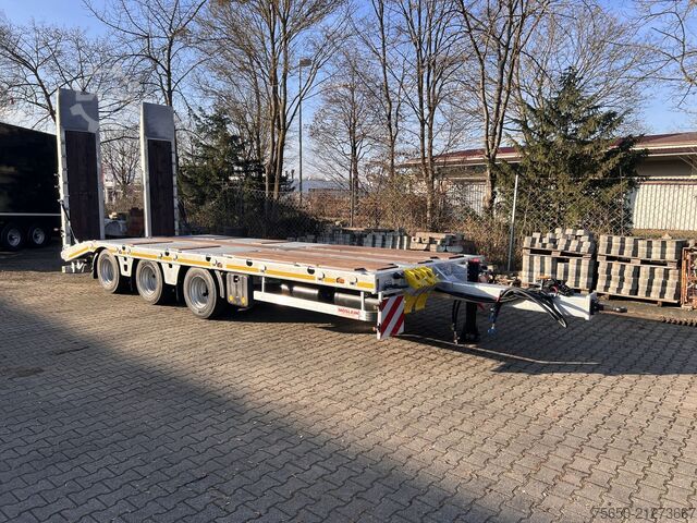 Low loader trailer Möslein TT 34 Zugrohr Gerade  34 t GG Tridem- Tieflader 3 Achs, gelenktNeufahrzeug