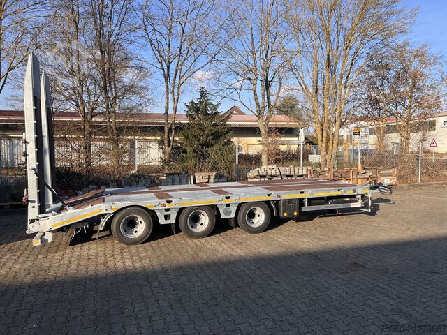 Low loader trailer Möslein TT 34 Zugrohr Gerade  34 t GG Tridem- Tieflader 3 Achs, gelenktNeufahrzeug