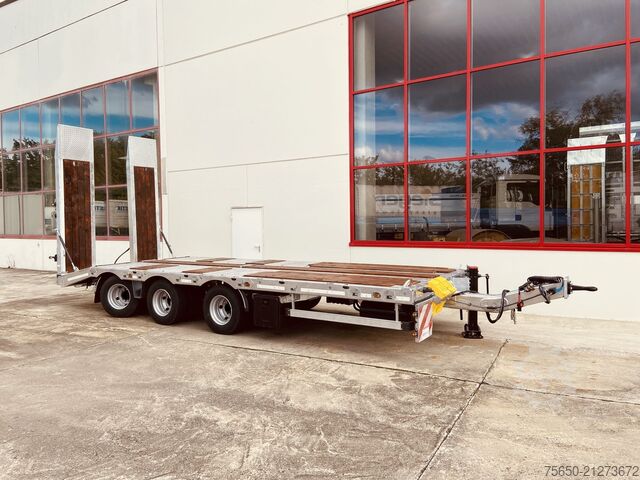 Low loader trailer Möslein TT 31  31 t Tridem- Tieflader 3 Achs, 8 m LadeflächeNeufahrzeug