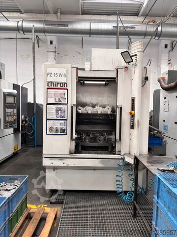 Vertikales Bearbeitungszentrum CHIRON FZ 15 W baseline-Korbwechsler