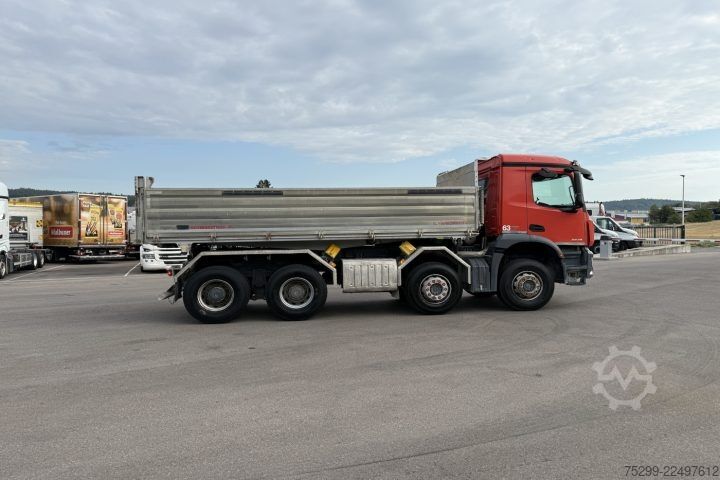 Dreiseitenkipper LKW Mercedes-Benz Arocs 3243 8x4 Schwarzmüller / Swiss-Vehicle