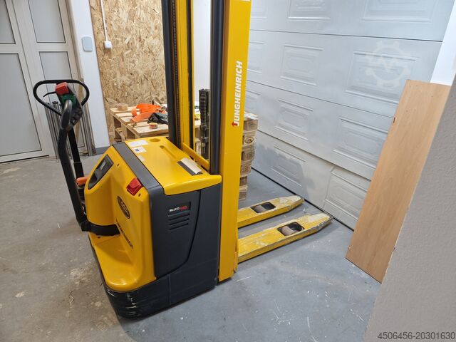 Battery powered manual pallet jack Jungheinrich EJC16
