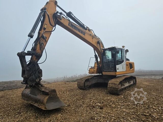 Chain excavator LIEBHERR R 922 Litronic