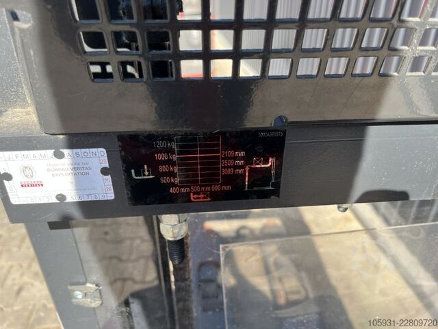 Pedestrian Stacker Linde L10