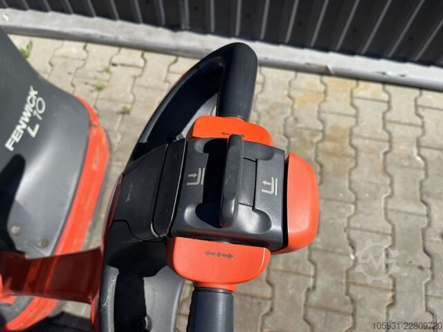 Pedestrian Stacker Linde L10