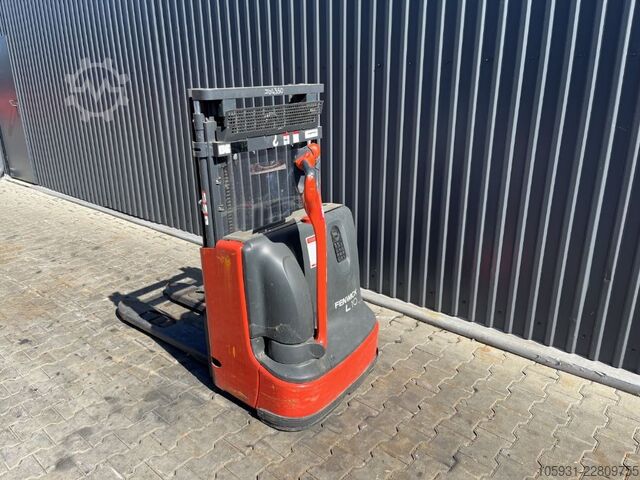Pedestrian Stacker Linde L10