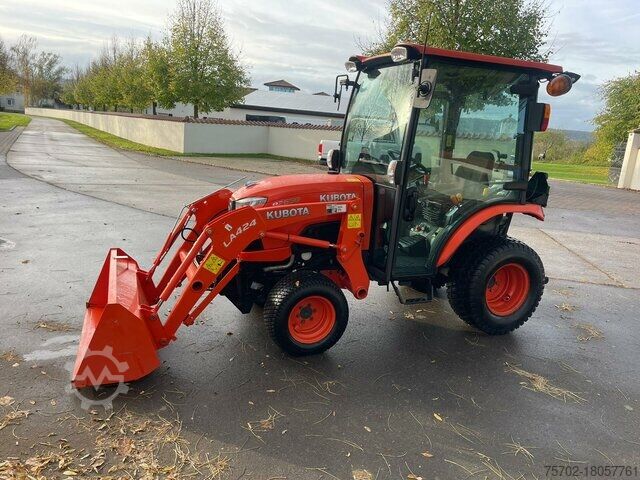 Yard tractor Kubota B2650 mit Frontlader und Schaufel