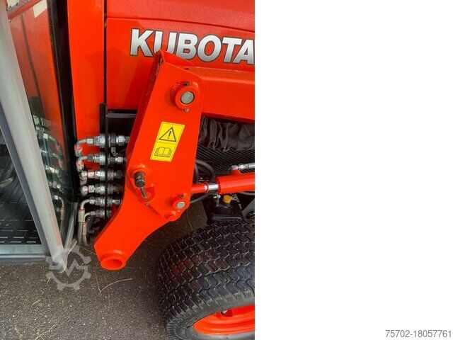 Hofschlepper Kubota B2650 mit Frontlader und Schaufel