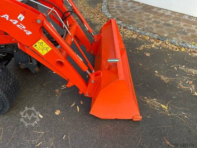 Hofschlepper Kubota B2650 mit Frontlader und Schaufel