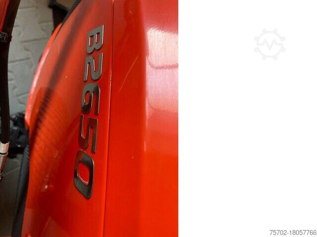 Frontlader Kubota B2650 mit Frontlader und Schaufel