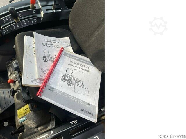 Frontlader Kubota B2650 mit Frontlader und Schaufel