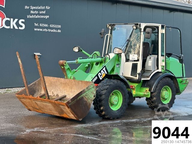 Wheel loader CATERPILLAR 906 H mit Schaufel & Palettengabel