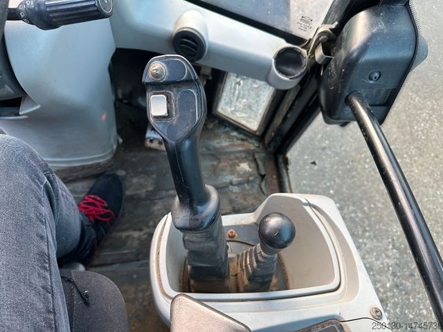 Wheel loader CATERPILLAR 906 H mit Schaufel & Palettengabel