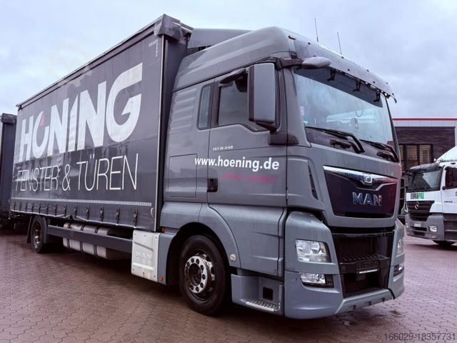 Flatbed truck with tarp MAN TGX 18.440 LL Volumen LKW mit Staplerhalterung
