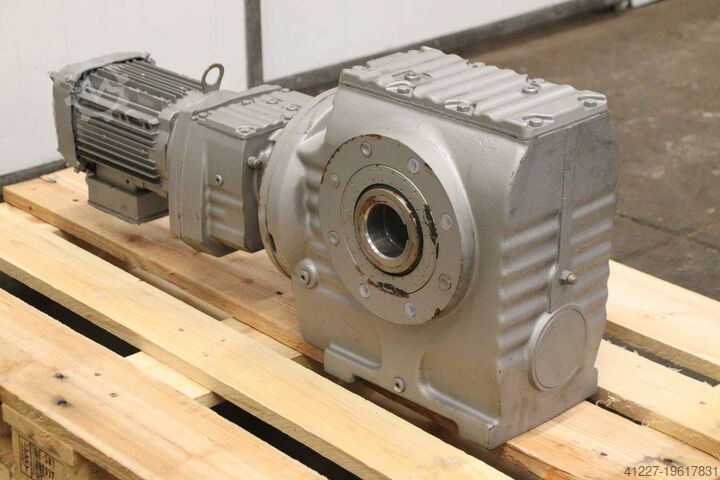 Gear motor 0.75 kW 17 rpm SEW-Eurodrive** SA87R57DRN80M4
