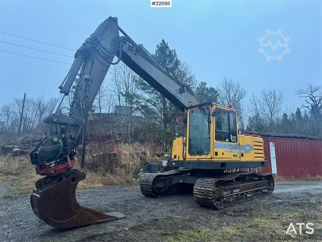 Raupenbagger Volvo EC200 crawler excavator with rototilt and narrow b
