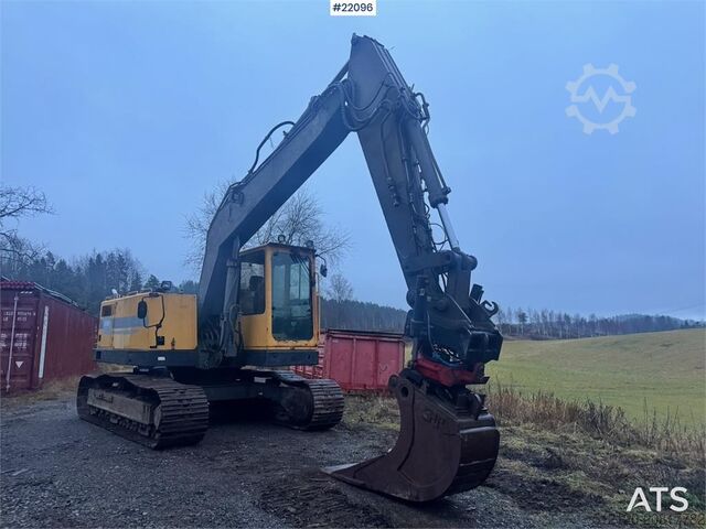 Raupenbagger Volvo EC200 crawler excavator with rototilt and narrow b